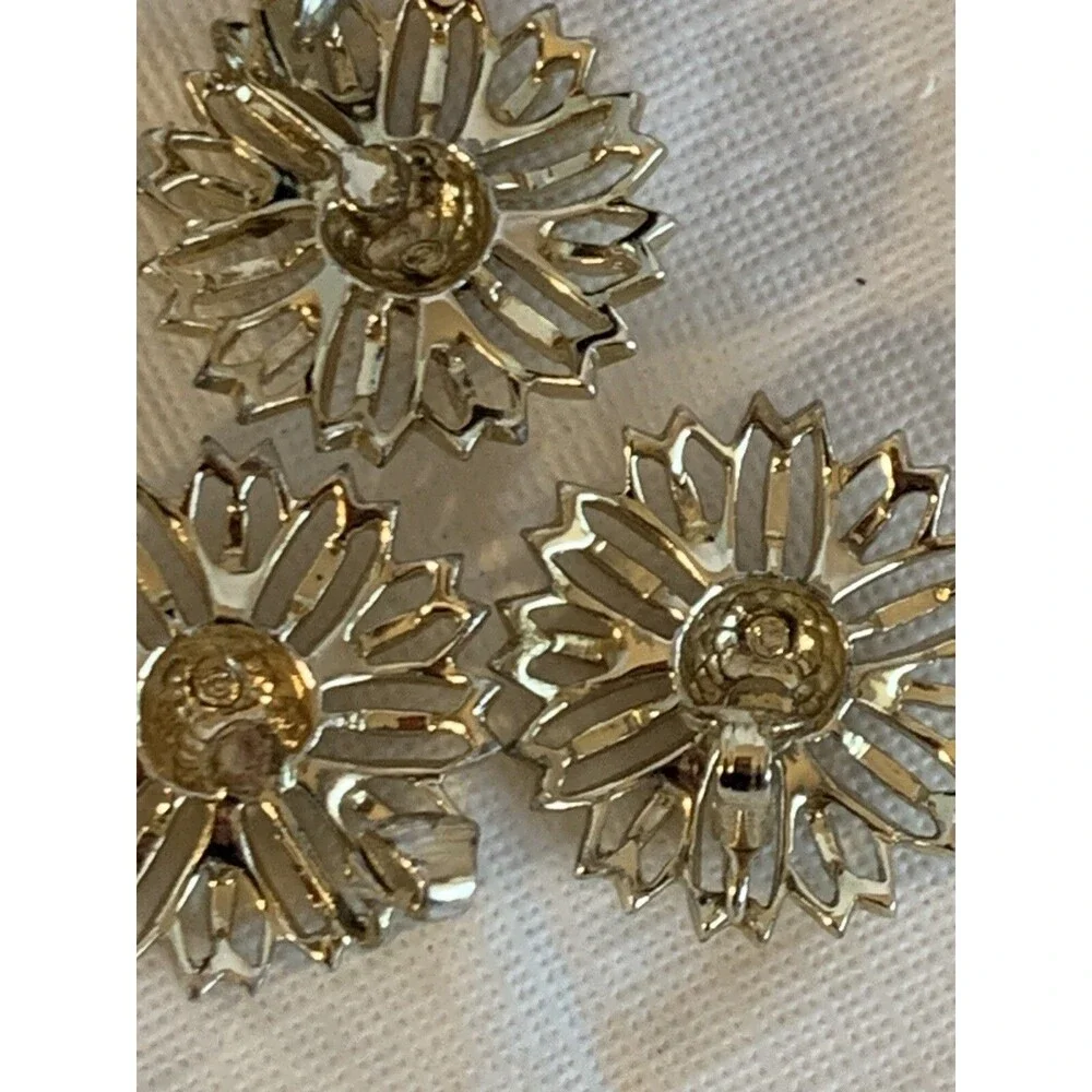 Vintage Sarah Coventry Country Daisy Gold Toned Brooch & 3 Earrings set Signed